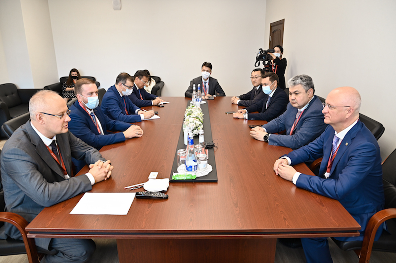 Антон Кобяков встретился с вице-премьером Республики Казахстан  Романом Скляром на полях ВЭФ-2021