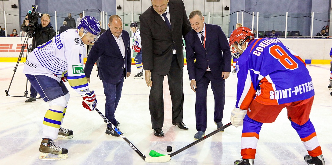 Команды ПМЭФ и Санкт-Петербурга сыграли в гала-матче по хоккею