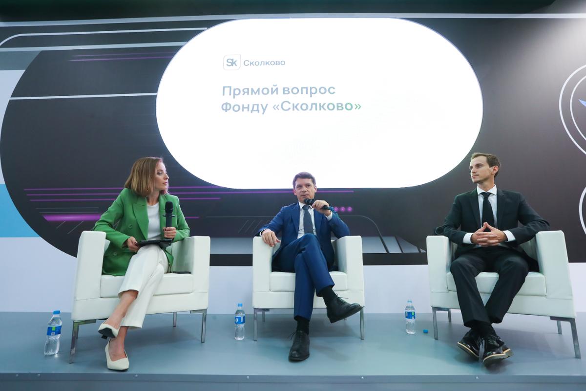«Территория инноваций» на ВЭФ-2022 открылась «прямым вопросом» Фонду «Сколково» и научными боями технологичных стартапов
