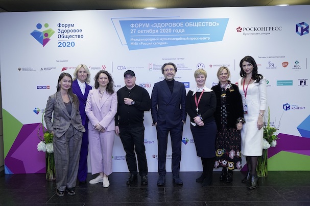 «Надо менять сознание»: синергия творчества и медицины на выездной гостиной Евразийского женского форума