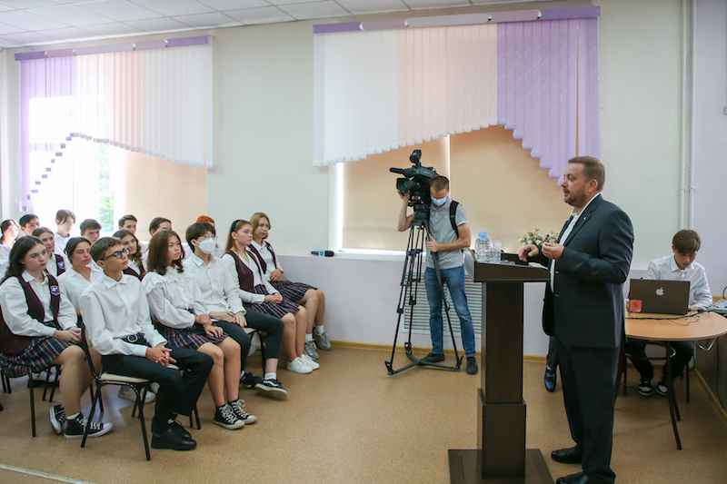 В школах Владивостока прошли уроки представителей Фонда Росконгресс