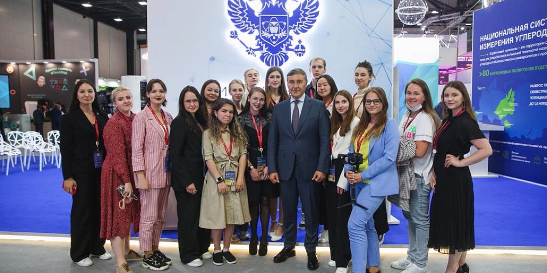 Фонд Инносоциум и Минобрнауки России организовали на ПМЭФ-2022 молодежный пресс-центр