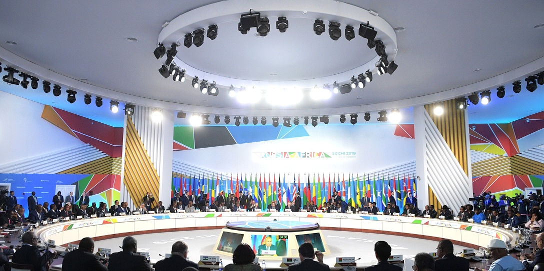 Владимир Путин принимает участие в пленарном заседании саммита Россия – Африка.