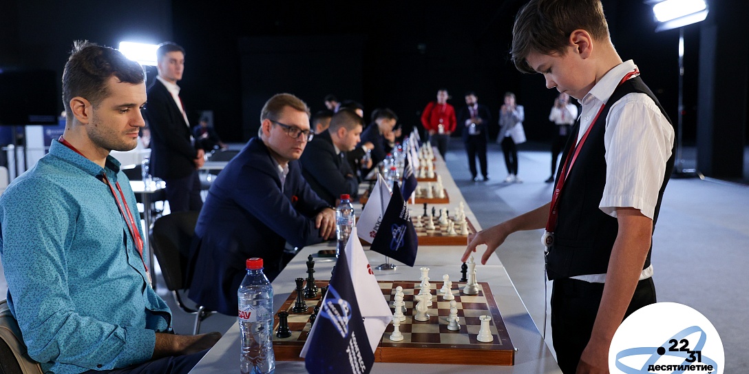 Чемпион мира по шахматам Артём Лебедев сыграл с участниками КМУ-2022